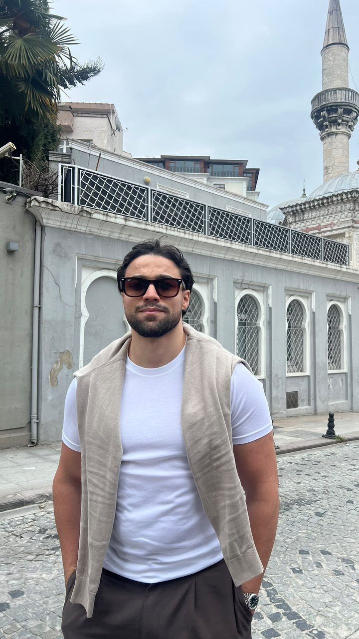 Yassine Kaddouri in een straat in Istanbul, met een moskee op de achtergrond.