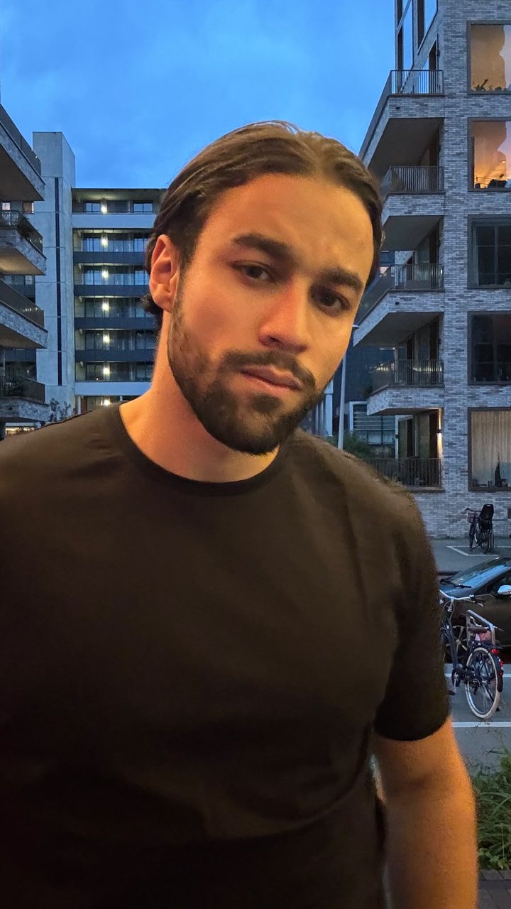 Yassine Kaddouri in de avond voor een woonblok.