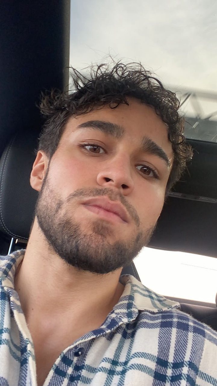 Yassine Kaddouri in de auto, van dichtbij.